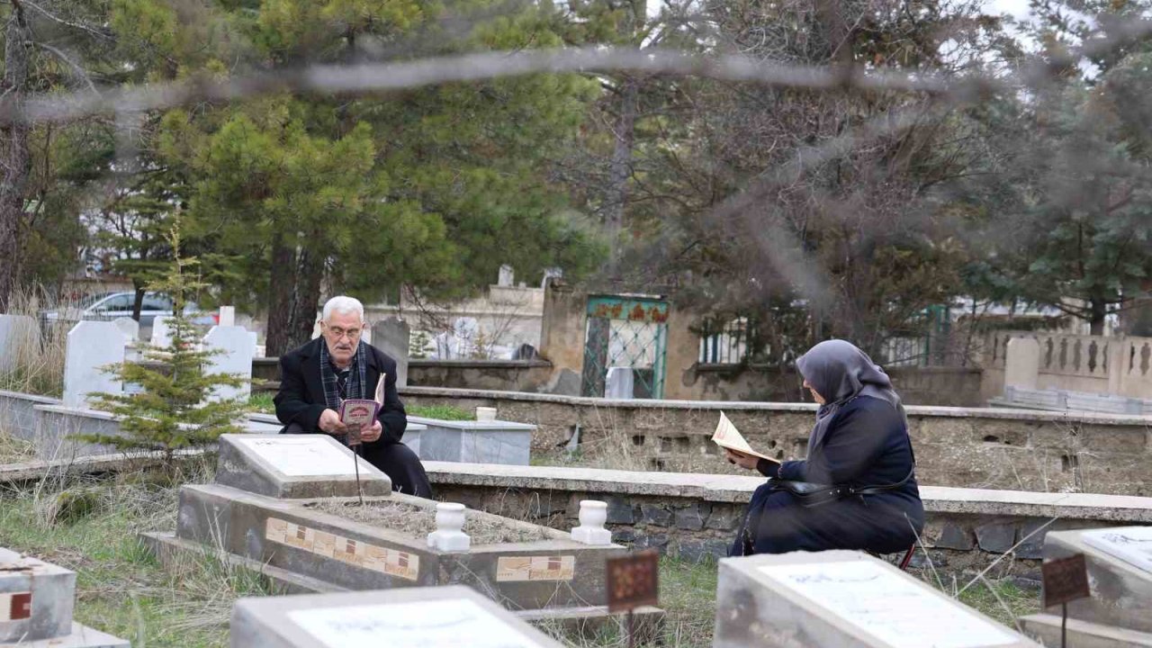 Elazığ’da mezarlıklarda ziyaretçi yoğunluğu