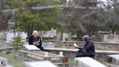 Elazığ’da mezarlıklarda ziyaretçi yoğunluğu