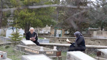 Elazığ’da mezarlıklarda ziyaretçi yoğunluğu