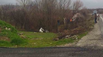 Elazığ’da otomobil dereye uçtu: 3 yaralı