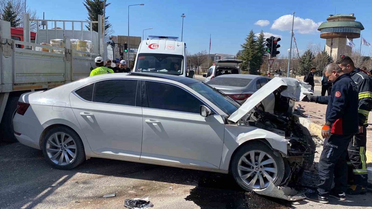Elazığ’da otomobiller çarpıştı: 6 yaralı