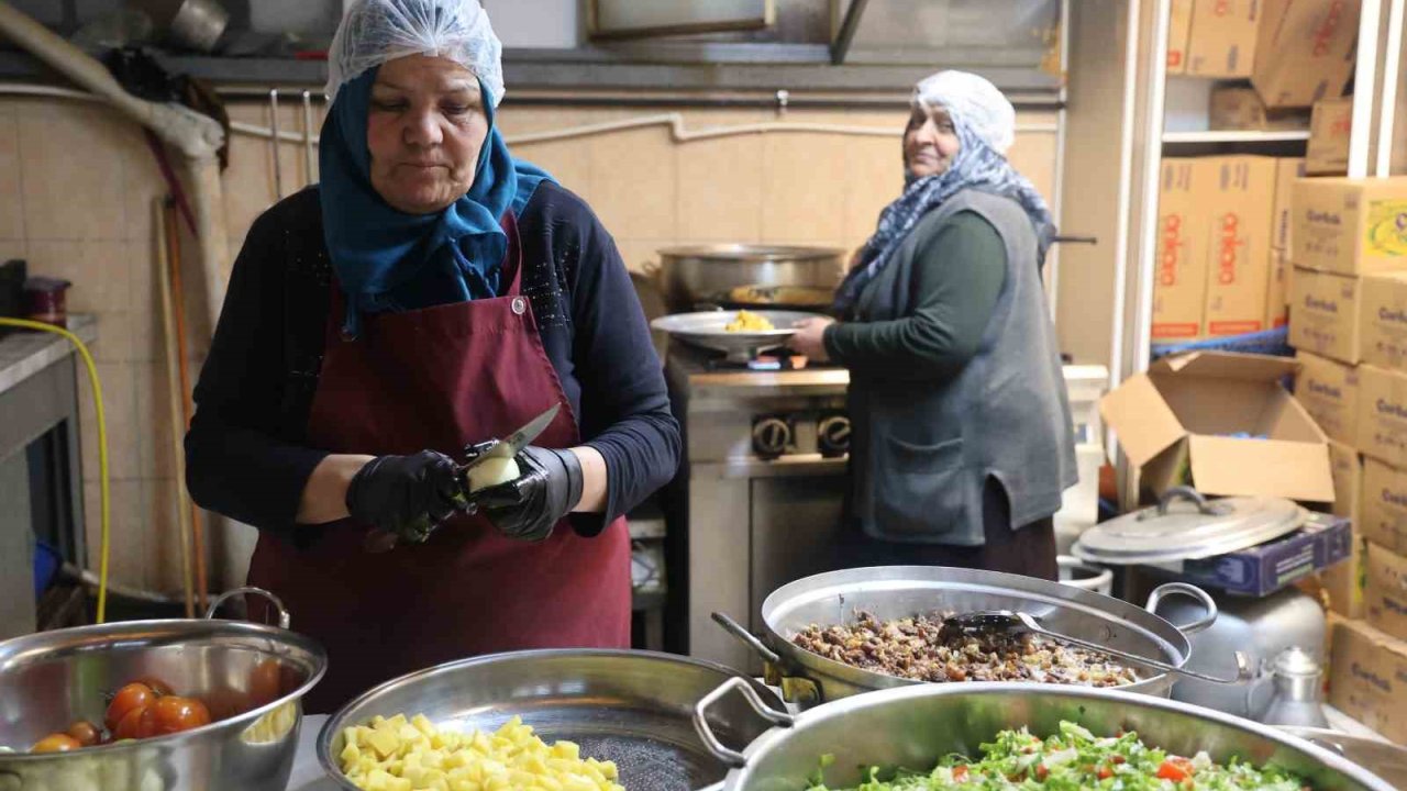 Emekli Sema öğretmen aşevinde engelli ve kimsesizlere "anne" oldu