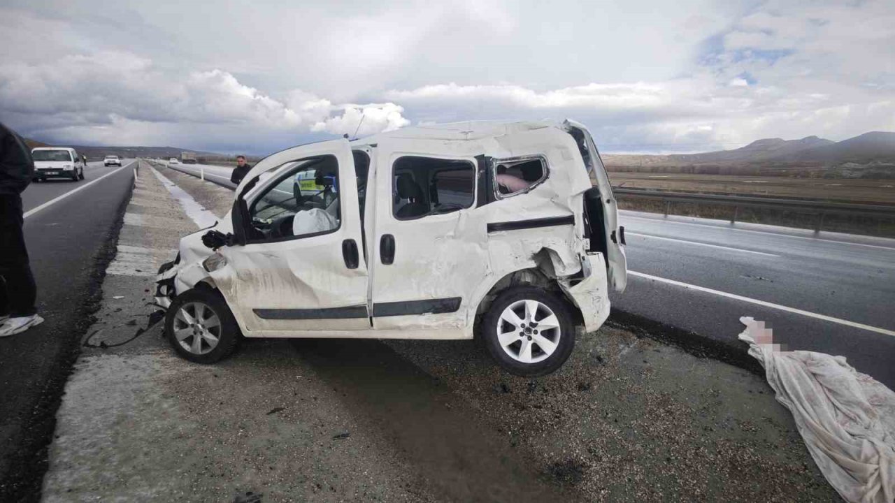 Emniyet kemerini takmayan sürücü araçtan fırladı