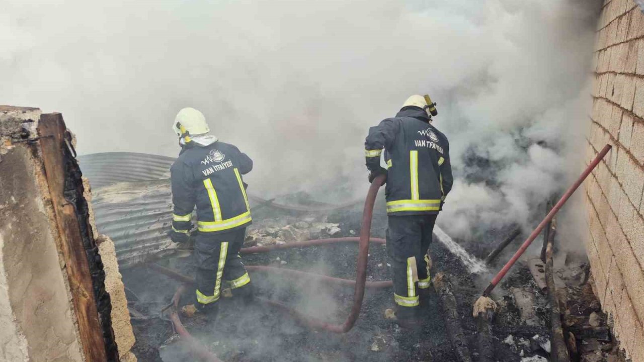 Erçiş’te ahır ve odunluk yangını