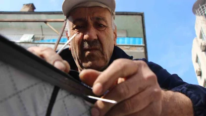 Ermeni asıllı usta 50 yıldır iğne, iplikle tamir yapıyor: "Türk milliyetçisiyim. Ülkemi seviyorum"