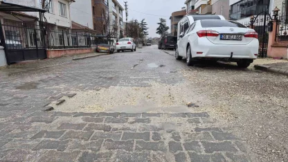 Ertuğrulgazi Mahalledeki bozuk yollar sürücülere zorluk yaşatıyor