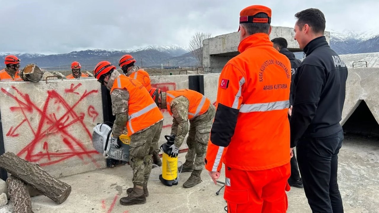 Erzincan’da "Enkazdan yaralı tahliye ve çadır kurma yarışması" düzenleniyor
