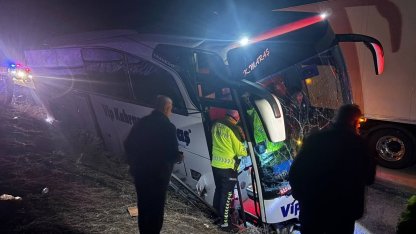 Erzincan’da kontrolden çıkan yolcu otobüsü bariyerlere çarptı