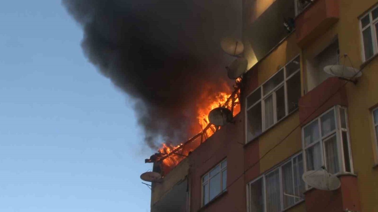 Esenler’de 4 katlı binanın çatısı alev alev yandı