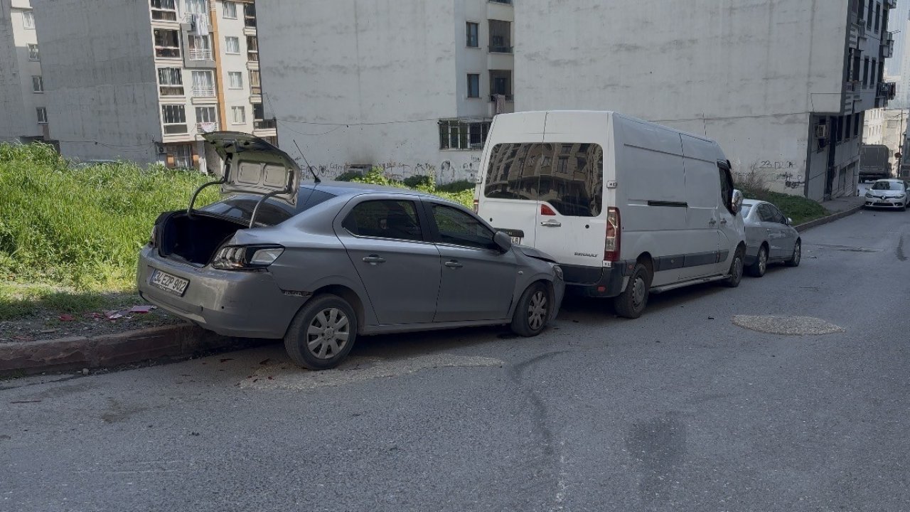 Esenyurt’ta içinde 16 öğrencinin bulunduğu servis minibüsünün freni boşaldı: O anlar kamerada