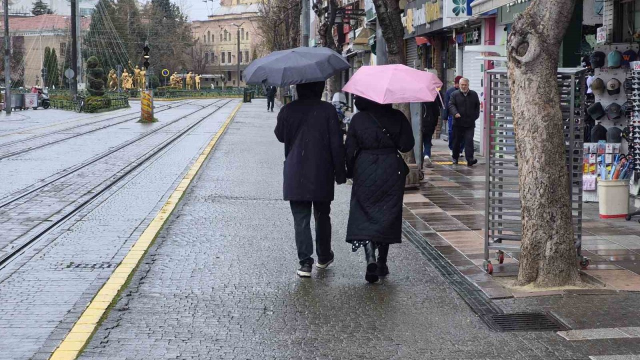 Eskişehir güne yağmurla başladı