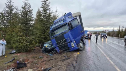 Eskişehir’de kontrolden çıkan tır otomobili altına aldı: 1 ölü, 1’i ağır 2 yaralı