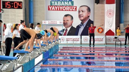 Eskişehir’de yüzme müsabakaları başladı
