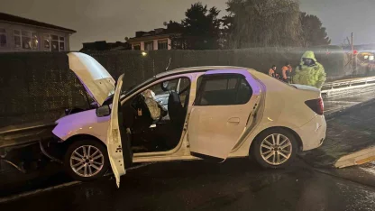 Eyüpsultan’da bir araç bariyerlere girdi: 3 kişi yaralandı