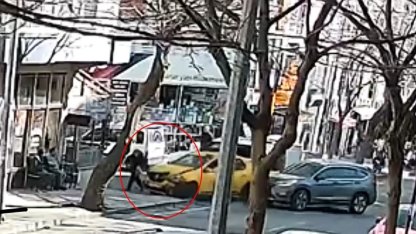 Ezilmekten son anda kurtulan yaşlı kadın kameraya yansıdı