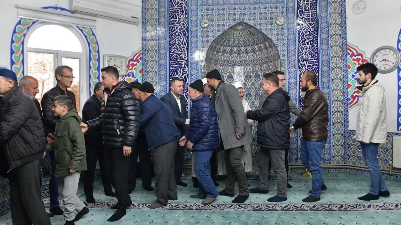 Ezine’de namaz sonrası bayramlaşma
