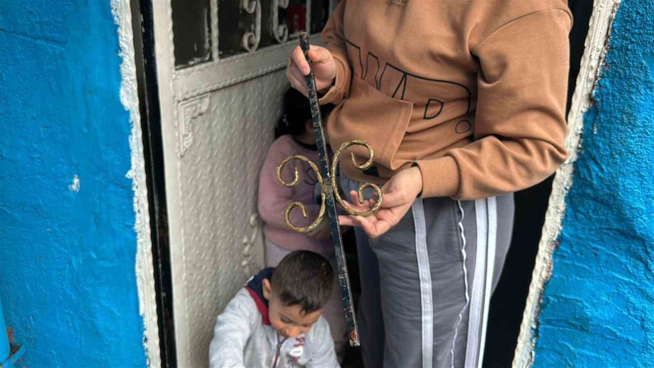 Fatih’te bina çökmesinde patlamanın etkisiyle demir parçaları evlere isabet etti