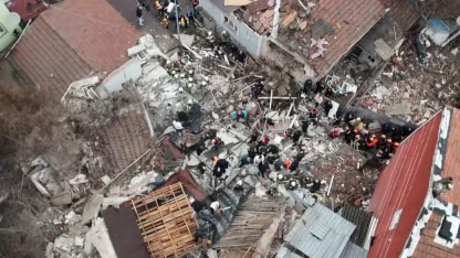 Fatih’te bitişik halde bulunan 2 gece kondu çöktü