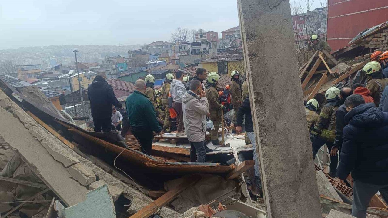 Fatih’te çöken binada enkaz altında kalanların kurtarılma anı kamerada