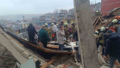 Fatih’te çöken binada enkaz altında kalanların kurtarılma anı kamerada