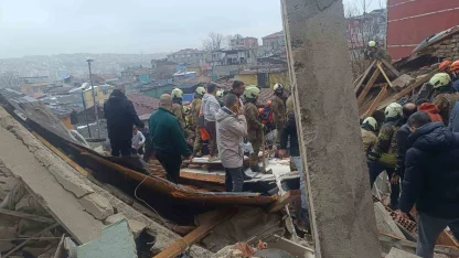 Fatih’te çöken binada enkaz altında kalanların kurtarılma anı kamerada