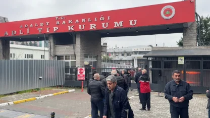 Fatih’te çöken binada hayatını kaybeden yaşlı kadının cenazesi Adli Tıp Kurumundan alındı