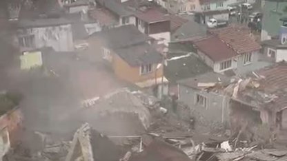 Fatih’te çöken binadan dumanların yükseldiği anlar kameraya yansıdı