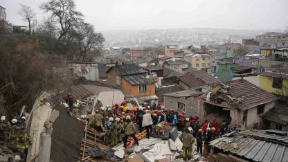 Fatih’te çöken binalarda enkaz altında kalanları kurtarılma çalışması devam ediyor