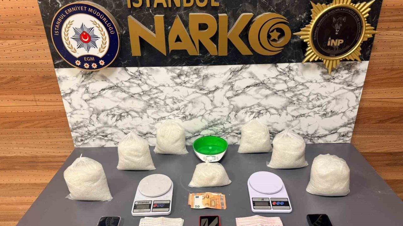 Fatih’te düzenlenen operasyonda 6 kilo 550 gram uyuşturucu madde ele geçirildi, 2 gözaltı