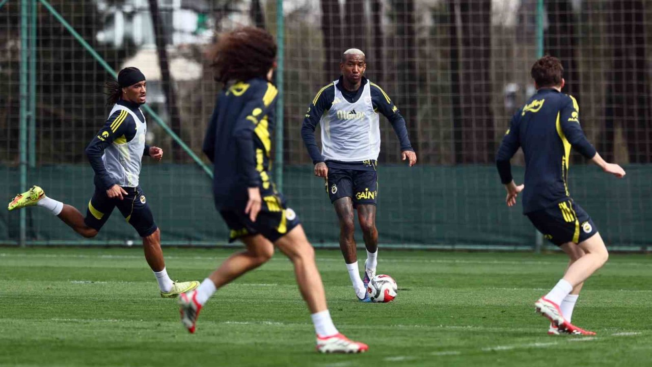 Fenerbahçe günün ilk antrenmanını yaptı