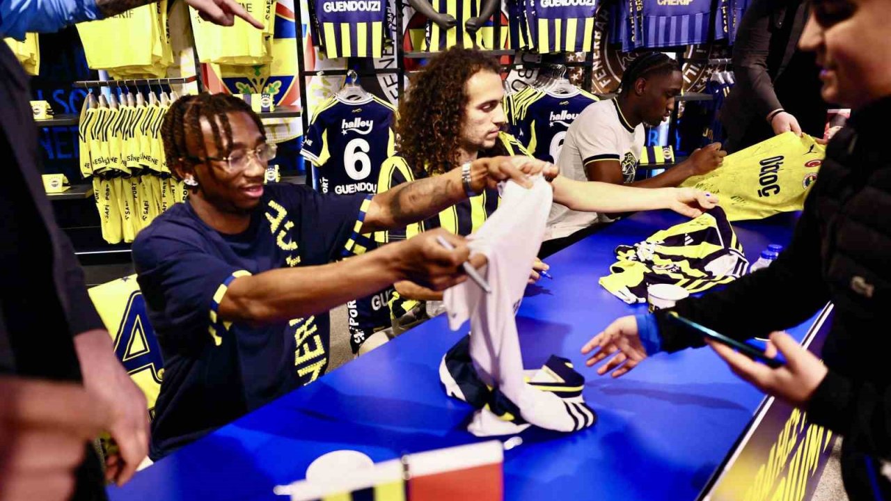 Fenerbahçeli futbolcular Guendouzi, Nene ve Cherif, taraftarlarla buluştu