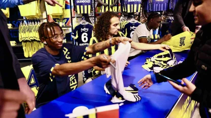 Fenerbahçeli futbolcular Guendouzi, Nene ve Cherif, taraftarlarla buluştu