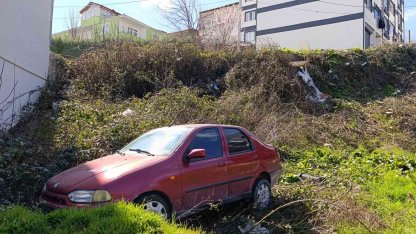 Freni boşalan otomobil şarampole uçtu: Baba ve oğlu yaralandı