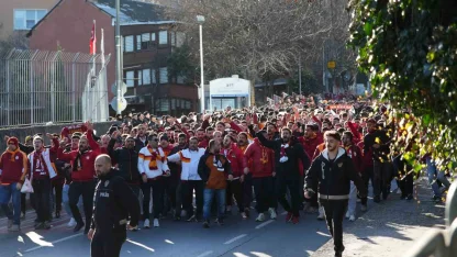 Galatasaray taraftarı, Dolmabahçe’ye geldi