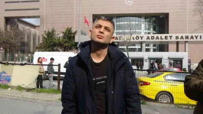 Gaziosmanpaşa’da duyma ve konuşma engeli bulunan kişinin telefonunu gasp eden ve benzin dökerek yakan sanık hakim karşısında