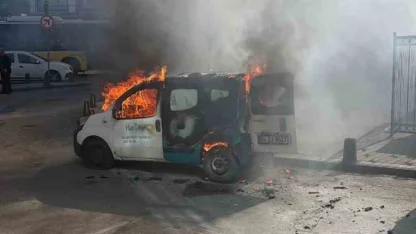 Gaziosmanpaşa’da park halindeki araç alev alev yandı