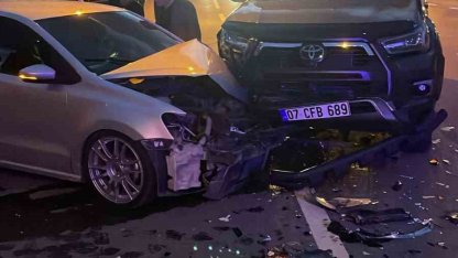 Gazipaşa’da kavşakta otomobille kamyonet çarpıştı: 1’i ağır 5 yaralı