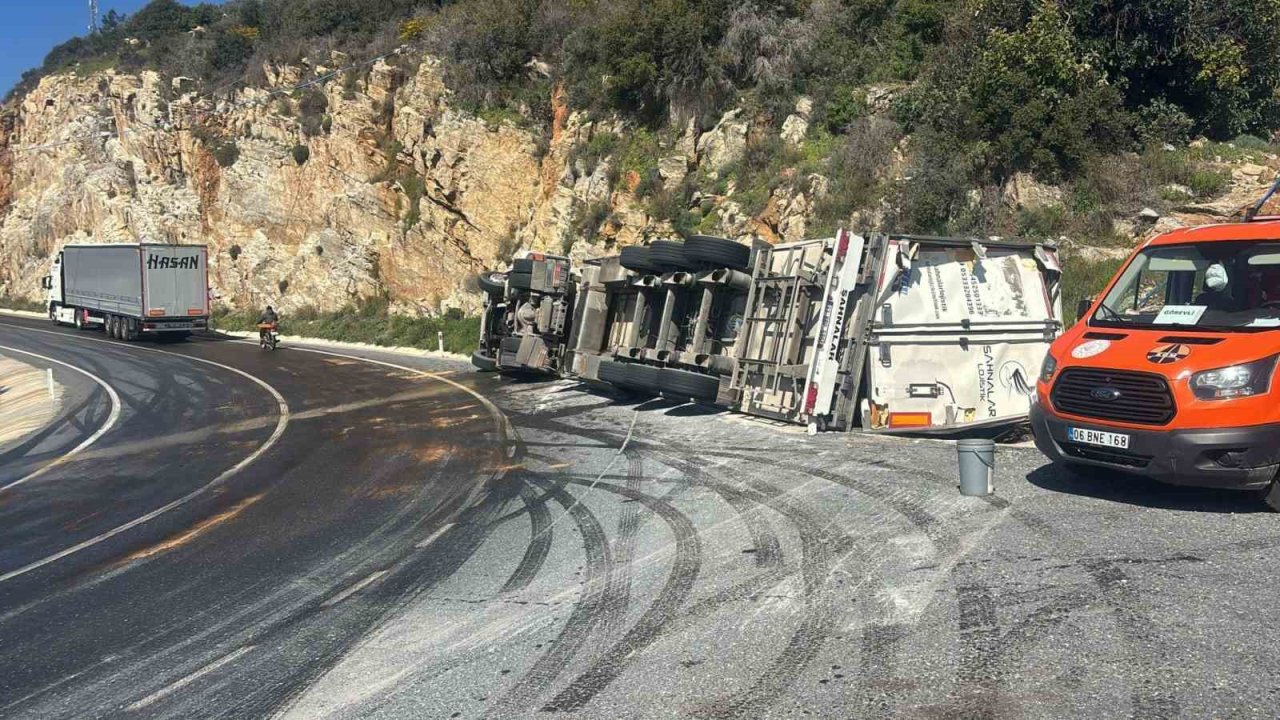 Gazipaşa’da muz yüklü tır devrildi