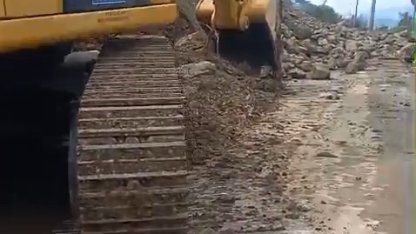 Gemlik-Mudanya yolu heyelan sebebiyle kapandı