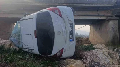 Genç sürücü ölümden döndü: Kontrolden çıkan araç köprüden uçtu, 1 yaralı