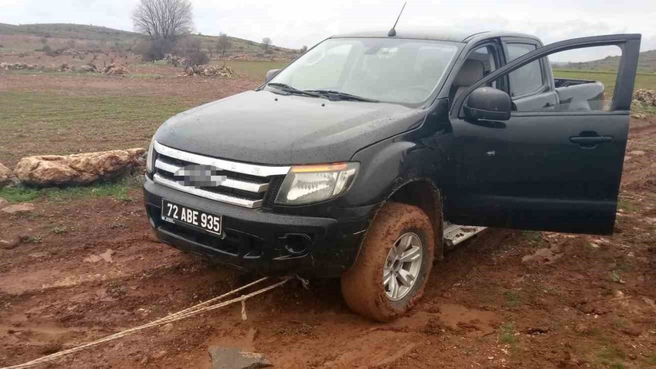 Gercüş’te çamura saplanan aracın imdadına Özel İdare ekipleri yetişti