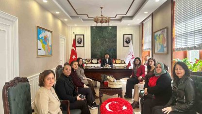 Gökçeadalı kadınlardan Kaymakam Acar’a el emeği hediyesi