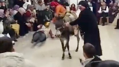 Gördes’te ilginç ‘damat eğlencesi’