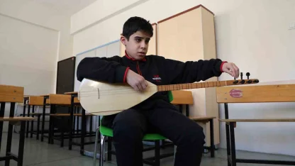 Gözleri görmeden hissederek çalıyor