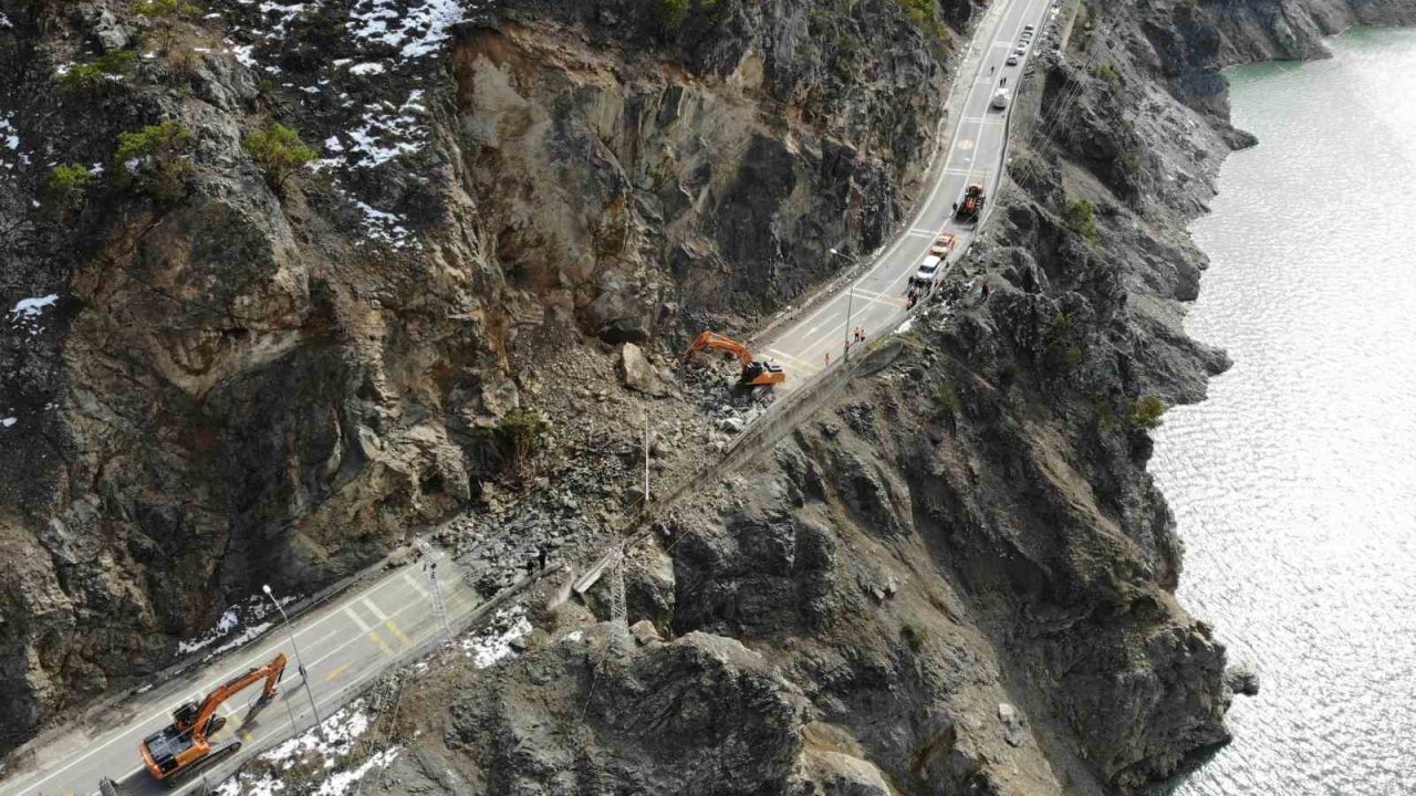 Gümüşhane - Giresun kara yolunu kapatan heyelan havadan görüntülendi