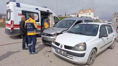 Hafif ticari araç ile otomobil çarpıştı: 1 yaralı