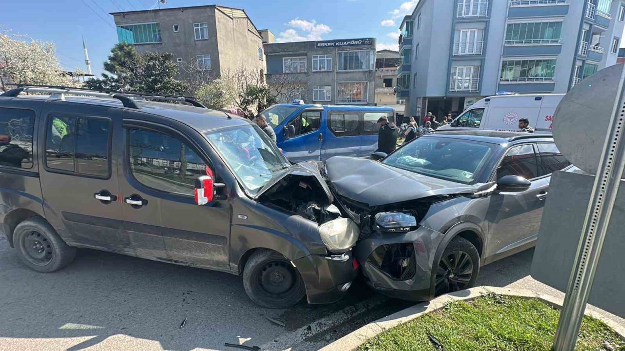 Hafif ticari araç ile SUV tipi araç kafa kafaya çarpıştı: 4 yaralı