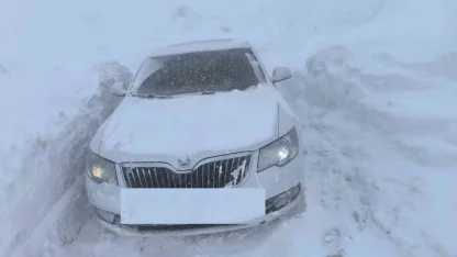 Hakkari’de 3 bin rakımlı zirvede mahsur kalanlar kurtarıldı