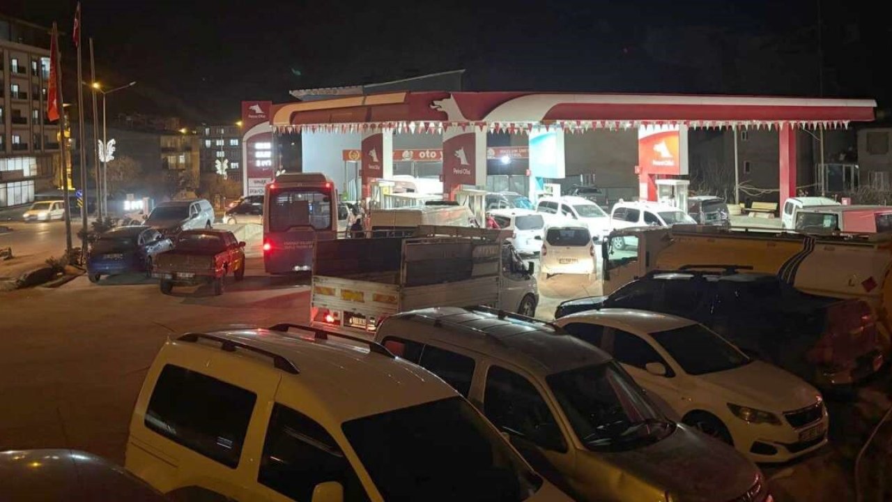 Hakkari’de akaryakıt kuyruğu: Zam beklentisi istasyonları doldurdu