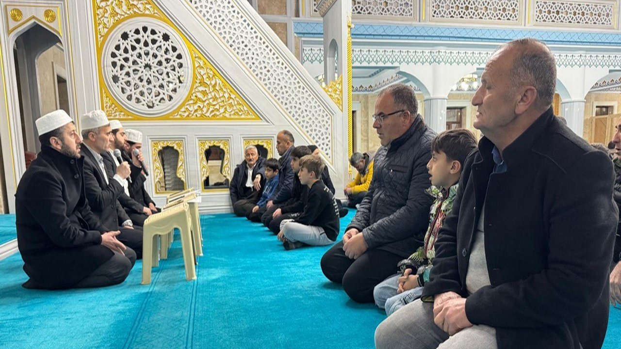 Hakkari’de Kadir Gecesi dualarla idrak edildi